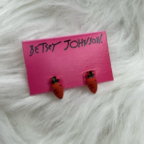 NWT Betsey Johnson Cute Carrot Stud Earrings - Picture 1 of 3